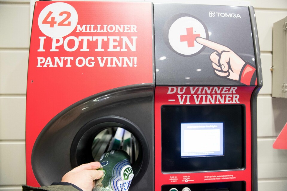 Med pantelotteriet kan du vinne store summer på panting av flasker, eller du kan gi pantepengene dine til Røde Kors. Økningen forklares blant annet med høyt salg av drikkevarer med norsk pantemerke. Arkivfoto: Terje Pedersen / NTB
