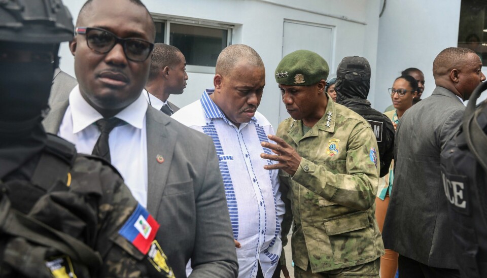 Haitis statsminister Garry Conille (i lyseblå skjorte) snakker med politisjef Normil Rameau på et sykehus i Port-au-Prince. Onsdag sa han at haitiske sikkerhetsstyrker og kenyansk sammen har innledet en offensiv for å fordrive de kriminelle gjengene ut av bydelen Bel Air. Haitis statsminister Garry Conille (i lyseblå skjorte) snakker med politisjef Normil Rameau på et sykehus i Port-au-Prince. Onsdag sa han at haitiske sikkerhetsstyrker og kenyansk sammen har innledet en offensiv for å fordrive de kriminelle gjengene ut av bydelen Bel Air. Foto: Odelyn Joseph / AP / NTB