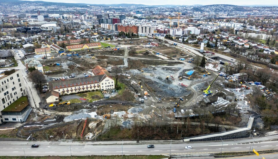 Vi mener det er høyst risikabelt at Nye Aker over natta skal være lokalsykehus for sju bydeler, ha akuttkirurgisk ansvar for ti bydeler og samtidig få ansvar for regionale og nasjonale funksjoner det så langt ikke er redegjort for, skriver forfatterne av innlegget. Bildet viser anleggsarbeid ved Aker sykehus i april i år. Anleggsarbeid Aker Sykehus, Oslo universitetssykehus - april 2024