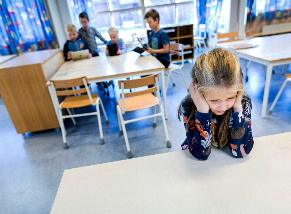 Vi må få en skole der elevene trives og har det bra. En skole som tilbyr elevene læring i et trygt miljø som de ønsker å være i. Hvis ikke vil trenden med økt skulk, skolevegring og mistrivsel fortsette, skriver Hanne Prytz. Trist elev i klassesituasjon på barneskole