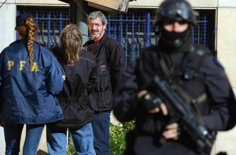 Røde Brigade-medlemmet Leonardo Bertulazzi, her i forbindelse med pågripelsen i Argentina i 2002, er på nytt pågrepet i landet. Italienske myndigheter har begjært ham utlevert. Røde Brigade-medlemmet Leonardo Bertulazzi, her i forbindelse med pågripelsen i Argentina i 2002, er på nytt pågrepet i landet. Italienske myndigheter har begjært ham utlevert. Foto: Natacha Pisarenko / AP / NTB