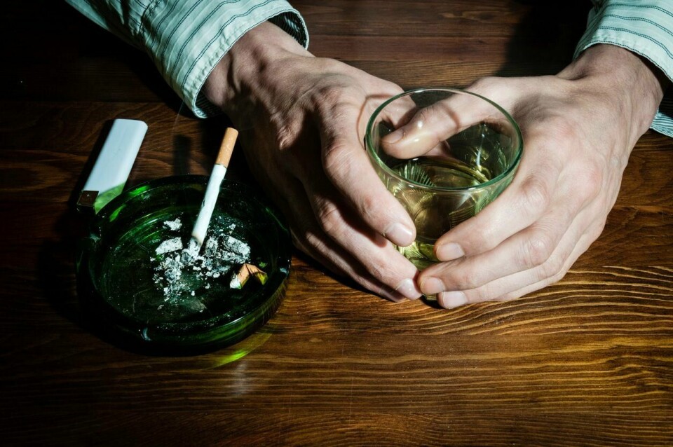 Seks negative S-variabler for levemåter betyr mye for en persons helse og arbeidsevne, mener Odd Juven. På bildet representert ved sigaretter og sprit. Røyking og alkohol, helse