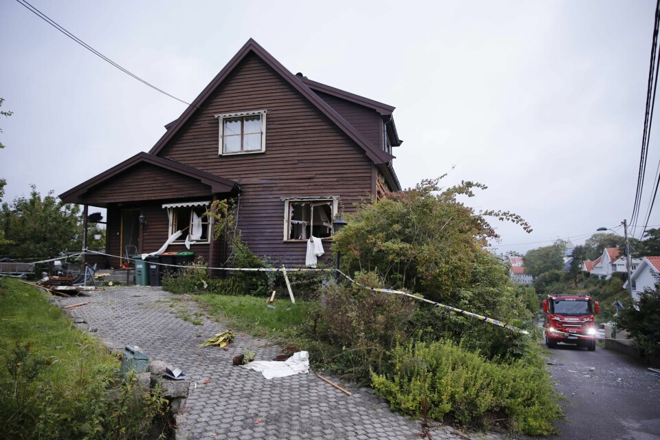 Tre vegger ble blåst ut av den kraftige eksplosjonen. Tre vegger ble blåst ut av den kraftige eksplosjonen.