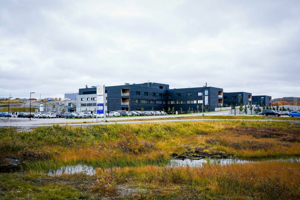 Finnmarkssykehuset sliter økonomisk. Her er Kirkenes sykehus, som er ett av to lokalsykehus i helseforetaket. Kirkenes sykehus, Finnmarkssykehuset, lokalisert ved Andrevann i Kirkenes, Sør-Varanger.Foto: Lise Åserud / NTB
