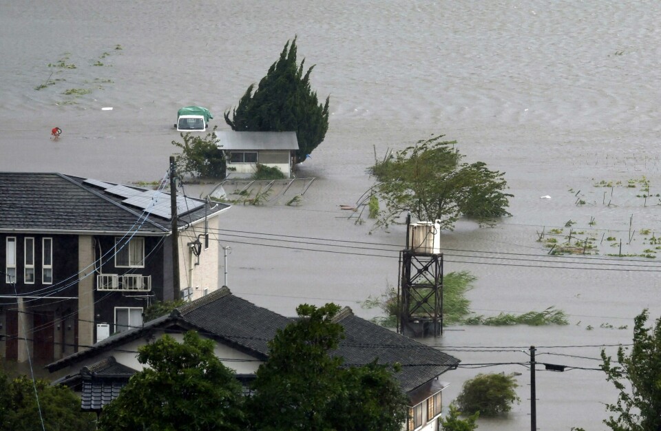 Tyfonen Shanshan herjer i Japan. Det er ikke ventet at uværet vil avta før mandag. Tyfonen Shanshan herjer i Japan. Det er ikke ventet at uværet vil avta før mandag. Foto: Kyodo News / AP / NTB