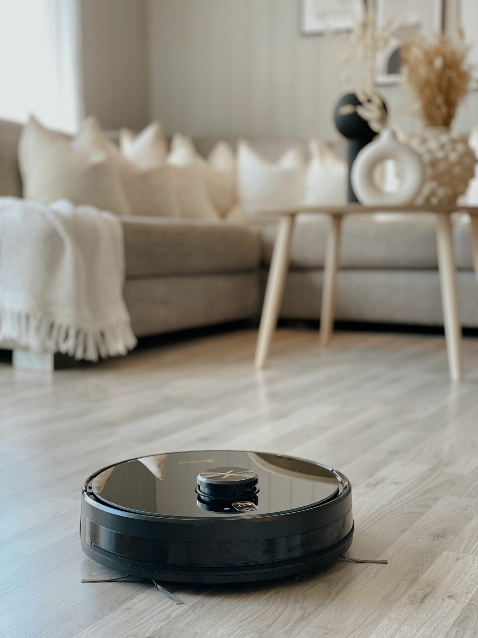 Denne robotstøvsugeren har en kraftig motor samtidig som den både kan moppe og støvsuge samtidig. Neatsvor robotstøvsuger.