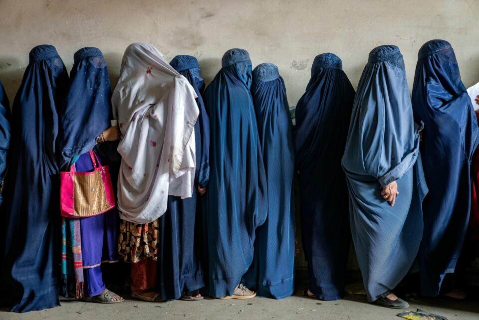 Afghanske kvinner må dekke seg til når de er ute i offentligheten og får ikke se på menn de ikke er i familie med, ifølge et nytt lovverk fra Taliban. Arkivfoto: Ebrahim Noroozi / AP / NTB Afghanske kvinner er underlagt et strengt regime under Taliban. De er stort sett utestengt fra arbeidslivet. De må bære burka, og blir straffet dersom de bryter den strenge kleskoden. Arkivfoto: Ebrahim Noroozi/ AP / NTB