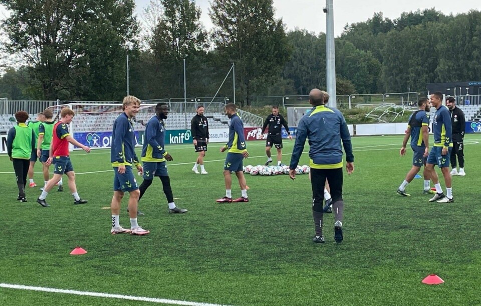 Adama Diomande (i midten) var med på torsdagens KFUM-trening. Johannes Moesgaard (bak t.v.) må håndtere et LSK-lag i krise fredag. Adama Diomande (i midten) var med på torsdagens KFUM-trening. Johannes Moesgaard (bak t.v.) må håndtere et LSK-lag i krise fredag.