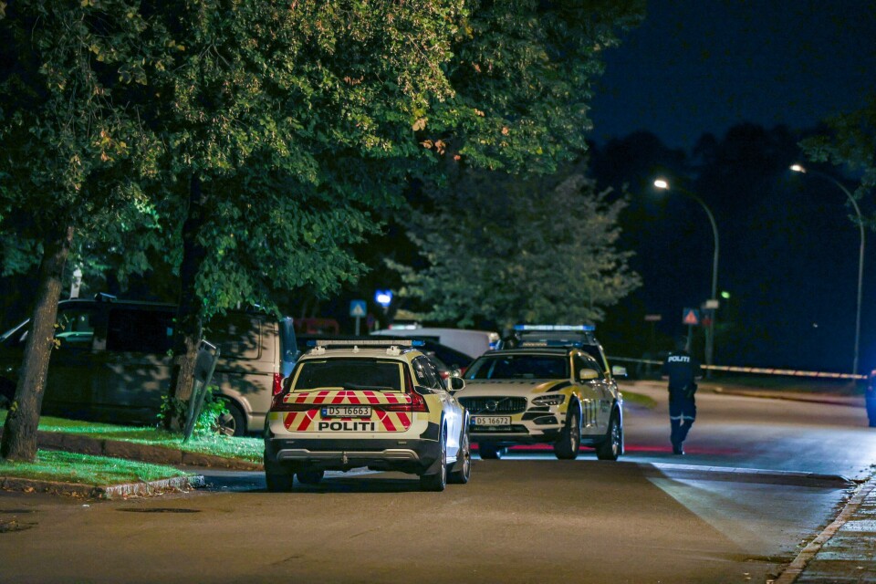 Politiet har sperret av og undersøker et område på Tveita i Oslo etter at de fikk melding om at det ble skutt mot en bil. Politiet har sperret av og undersøker et område på Tveita i Oslo etter at de fikk melding om at det ble skutt mot en bil. Foto: Amanda Pedersen Giske / NTB