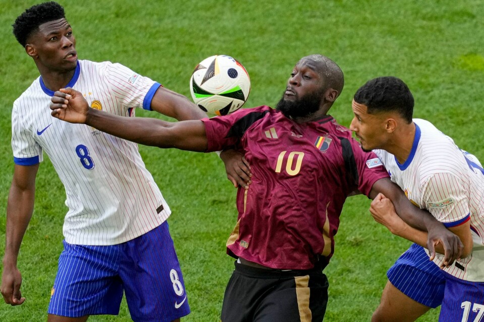 Romelu Lukaku, her i aksjon for Belgia i sommerens EM, selges fra Chelsea til Napoli. Romelu Lukaku, her i aksjon for Belgia i sommerens EM, selges fra Chelsea til Napoli. Foto: Andreea Alexandru / AP / NTB