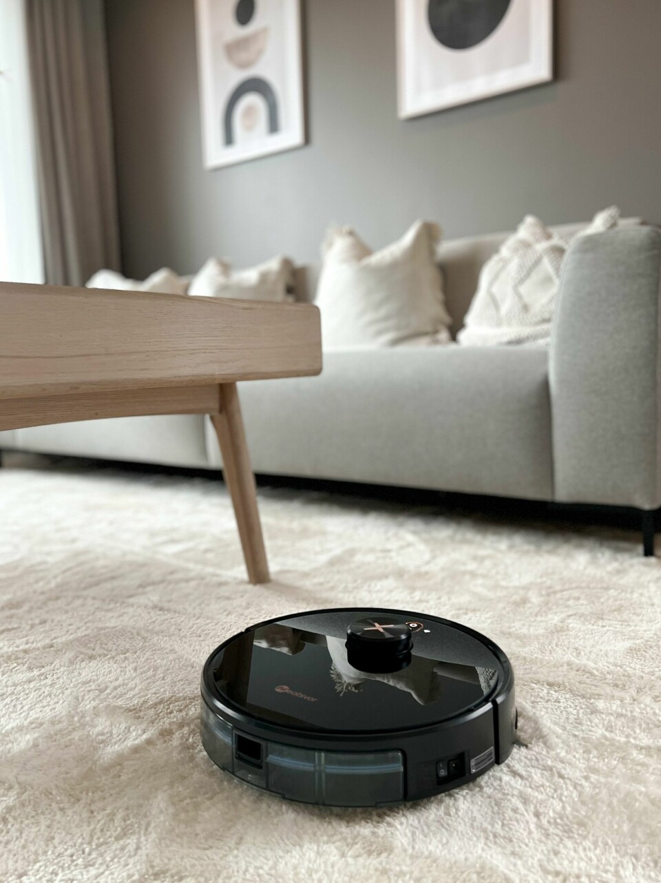 Med en app kan du styre støvsugeren uavhengig av hvor du befinner deg. Neatsvor robotstøvsuger.