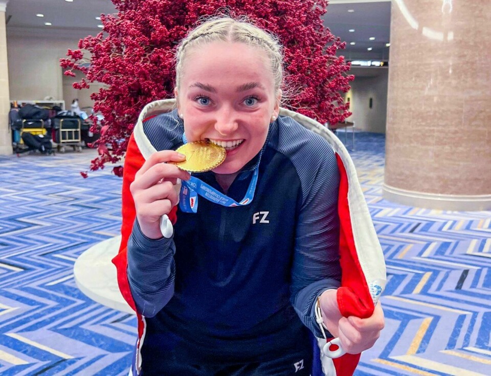 Helle Sofie Sagøy er klar for semifinale i Paralympics. Her fra VM. Helle Sofie Sagøy fra Klæbu biter i VM-gullet hun vant i parabadminton søndag. Foto: Norges Badmintonforbund / NTB