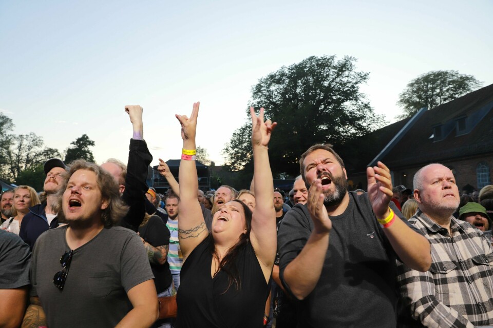 Publikumsbilde fra Månefestivalen 2023. Disse menneskene klarte å kose seg, vel vitende om at det ikke var noe kjøtt i området. Folk på scenen under Månefestivalen 2023.