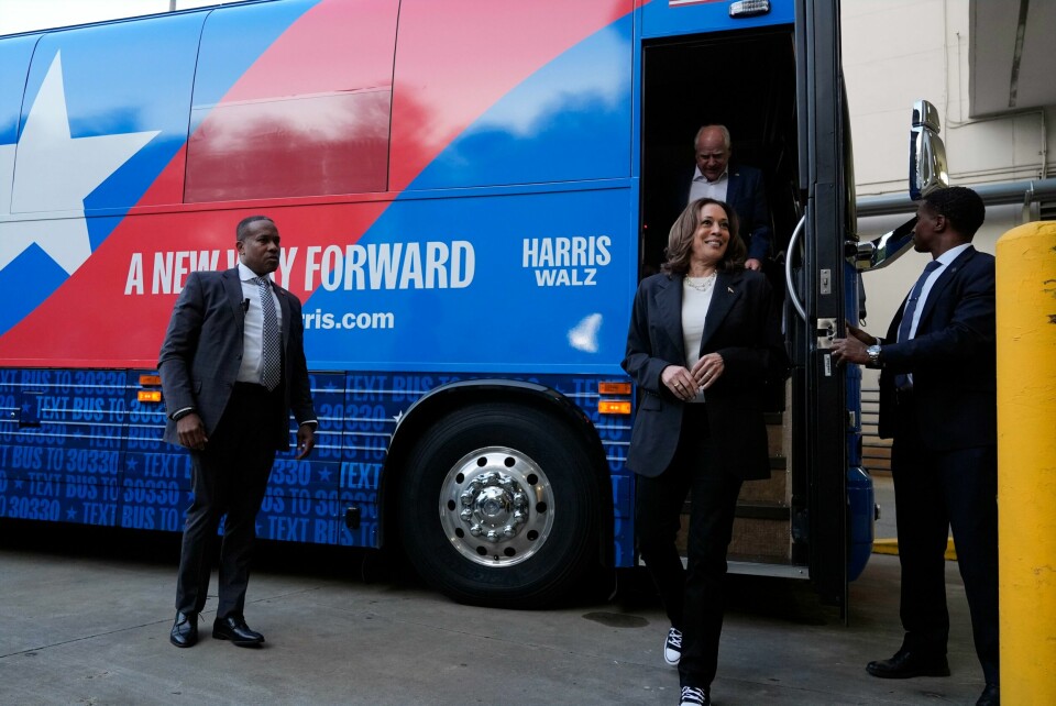 Demokratenes presidentkandidat Kamala Harris går ut av valgkampbussen i Savannah i Georgia. Torsdag gjorde hun sitt første store intervju i valgkampen. Bak henne kommer visepresidentkandidat Tim Walz. Demokratenes presidentkandidat Kamala Harris går ut av valgkampbussen i Savannah i Georgia. Torsdag gjorde hun sitt første store intervju i valgkampen. Bak henne kommer visepresidentkandidat Tim Walz. Foto: Jacquelyn Martin / AP / NTB