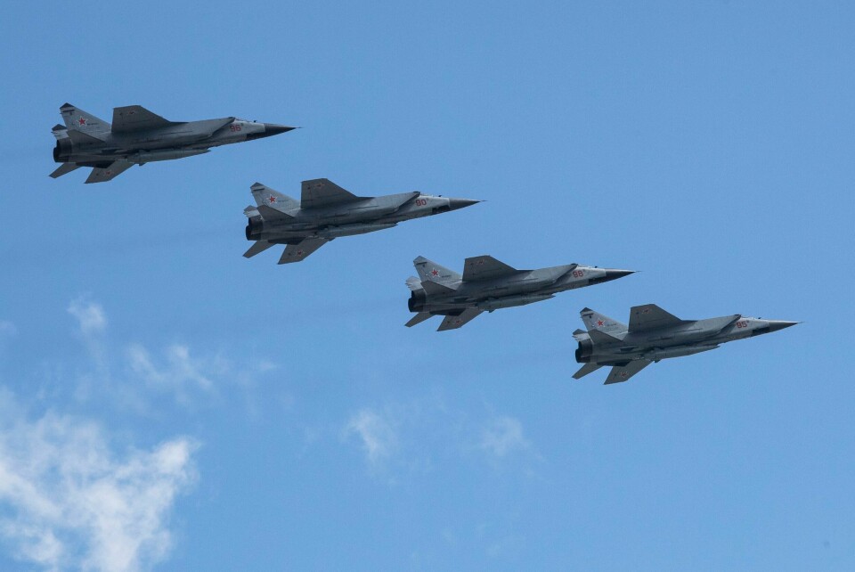 Det russiske flyvåpenet Mikoyan MiG-31K-jetfly med Kh-47M2 Kinzjal-atomkompatible luftavfyrte ballistiske missiler fløy over Den Røde Plass i Moskva i 2021. I den ferske rapporten Nuclear Weapons Ban Monitor 2023 anslås at de ni atomvåpenstatene til sammen besitter 12.347 atomstridshoder. Arkivfoto: Det russiske flyvåpenet Mikoyan MiG-31K-jetfly med Kh-47M2 Kinzjal-atomkompatible luftavfyrte ballistiske missiler fløy over Den Røde Plass i Moskva i 2021. I den ferske rapporten Nuclear Weapons Ban Monitor 2023 anslås at de ni atomvåpenstatene til sammen besitter 12.347 atomstridshoder. Arkivfoto: AP / NTB
