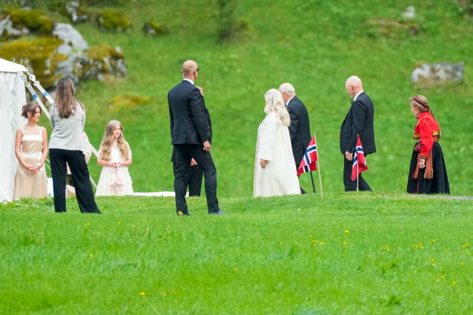 Kongefamilien ankommer bryllupsteltet på Vinjevollen i Geiranger for vielsen til prinsesse Märtha Louise og Durek Verrett lørdag. Kongefamilien ankommer bryllupsteltet på Vinjevollen i Geiranger for vielsen til prinsesse Märtha Louise og Durek Verrett lørdag.Foto: Heiko Junge / NTB