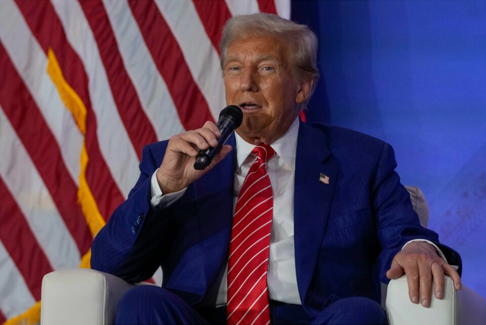 Republikanernes presidentkandidat Donald Trump sier han vil stemme mot et abortinitiativ i Florida som vil skrote delstatens forbud etter seks ukers graviditet. Han sier imidlertid at seks uker er for strengt. Republikanernes presidentkandidat Donald Trump sier han vil stemme mot et abortinitiativ i Florida som vil skrote delstatens forbud etter seks ukers graviditet. Han sier imidlertid at seks uker er for strengt. Foto: Mark Schiefelbein / AP / NTB
