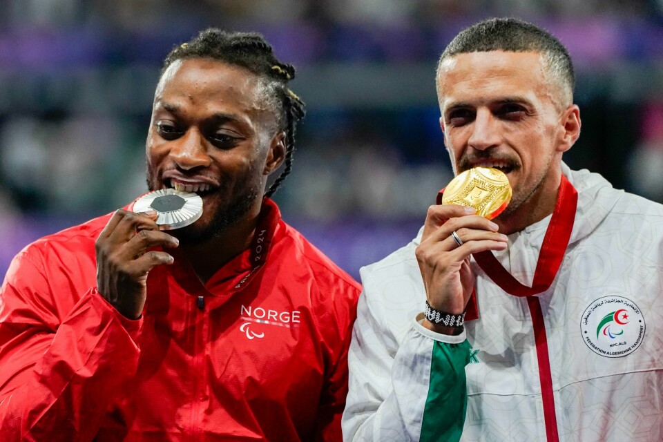 Skander Djamil Athmani (t.h.) mener at han var litt heldig som slo Salum Kashafali i Paralympics-finalen. Salum Kashafali (t.v.) og Skander Djamil Athmani fra Algerie med henholdsvis sølvmedalje og gullmedalje etter 100 meter under Paralympics. Foto: Erik Flaaris Johansen / NTB