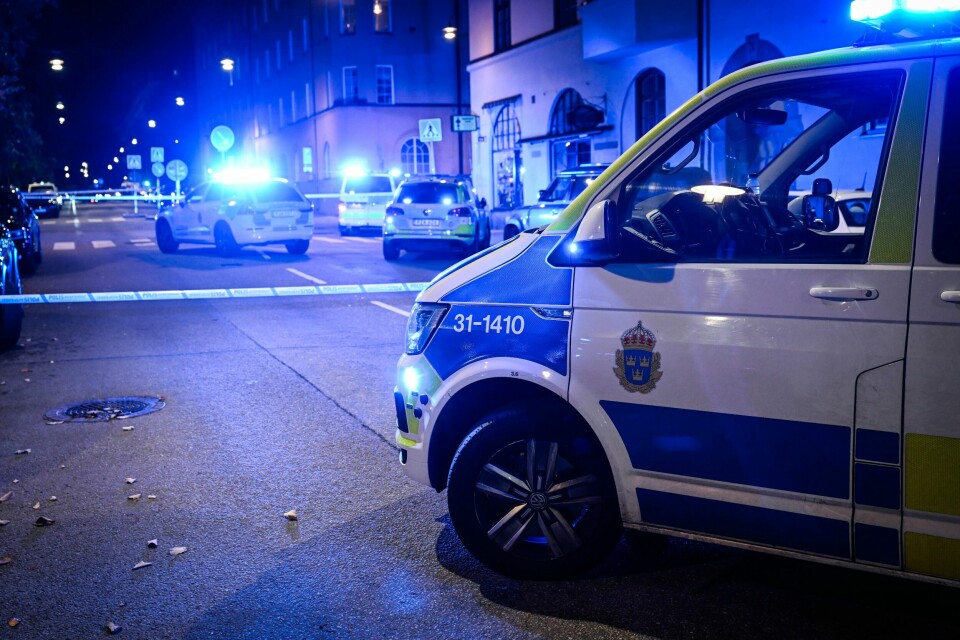 Polis på plats i Vasastan i Stockholm, där en man hittades skottskadad på onsdagskvällen. Mannen skadades svårt och en förundersökning om försök till mord och grovt vapenbrott har inletts. .