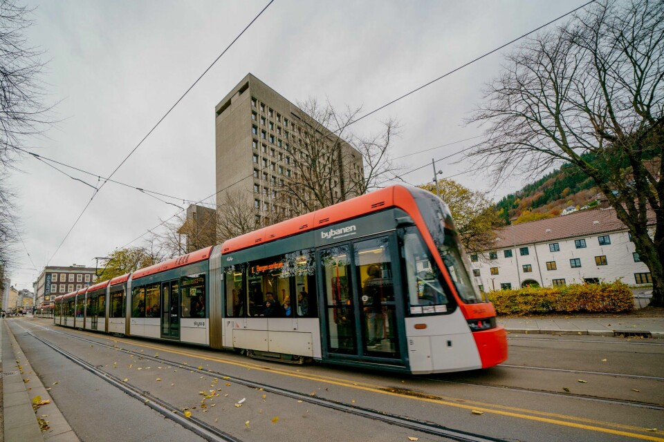 Bybanen i Bergen. Arkivfoto. Bybanen kjører forbi Bergen rådhus i Kaigaten i Bergen. Ifølge Bergens Tidende er det nå klart at den skal gå i en sløyfe rundt rådhuset og inn i fjellet ved Bergen katedralskole på sin vei til Åsane. Foto: Stian Lysberg Solum / NTB
