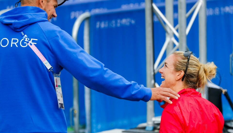 Birgit Skarstein har hjelp av trener Olaf Tufte (t.v.)under Paralympics. Birgit Skarstein har hjelp av trener Olaf Tufte (t.v.)under Paralympics.