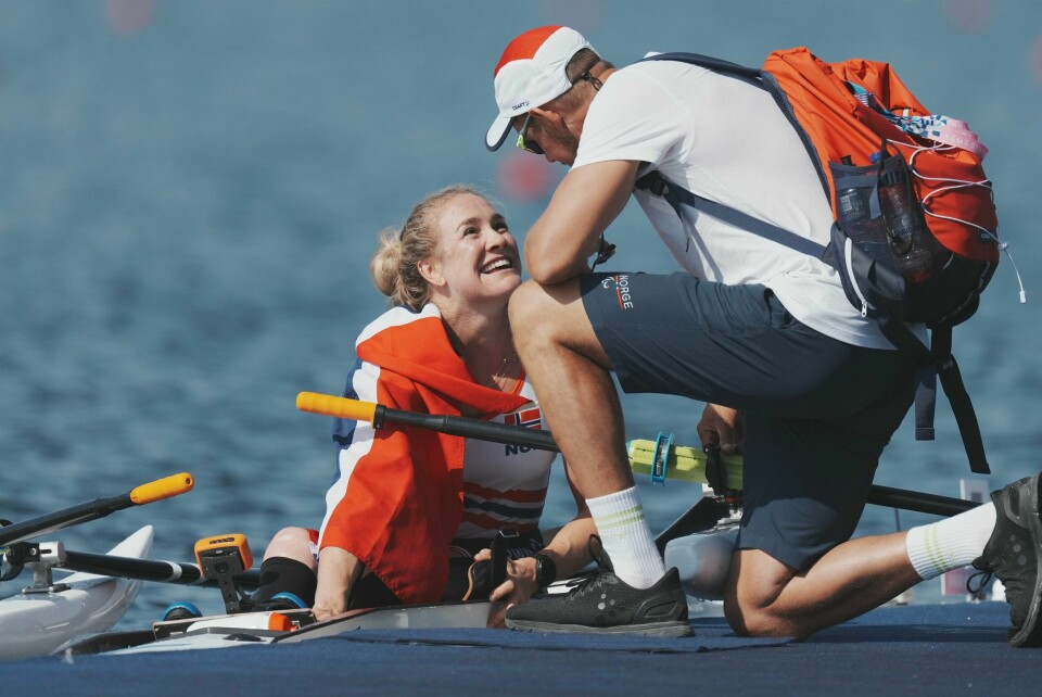 Birgit Skarstein har lyst til å fortsette rolivet, men avgjør det først etter sesongen Olaf Tufte gratulerer Birgit Skarstein med sølv i finalen i roing under Paralympics 2024 i Paris.Foto: Erik Flaaris Johansen / NTB