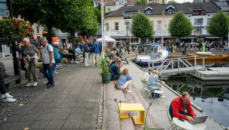 Næringslivstoppen som er siktet for snikfilming under Arendalsuka, har sagt opp jobben, skriver Aftenposten. Politikere, næringslivsfolk og journalister setter hverandre hvert år i stevne under Arendalsuka. Nå er en mann siktet for å ha snikfilmet flere andre personer han delte leilighet med under årets arrangement. Foto: Heiko Junge / NTB