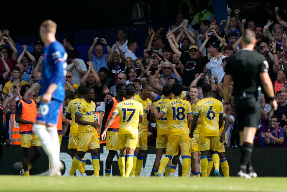 Cole Palmer ser på Crystal Palace-spillerne som jubler for utligningen på Stamford Bridge. Foto: Frank Augstein / AP / NTB Cole Palmer ser på Crystal Palace-spillerne som jubler for utligningen på Stamford Bridge. Foto: Frank Augstein / AP / NTB