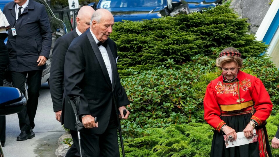 Kong Harald og dronning Sonja etter vielsen til prinsesse Märtha Louise og Durek Verrett på Vinjevollen i Geiranger lørdag. Kong Harald og dronning Sonja og de andre i familien fikk gå inn egen inngang etter vielsen på Vinjevollen i Geiranger lørdag. Foto: Cornelius Poppe / NTB