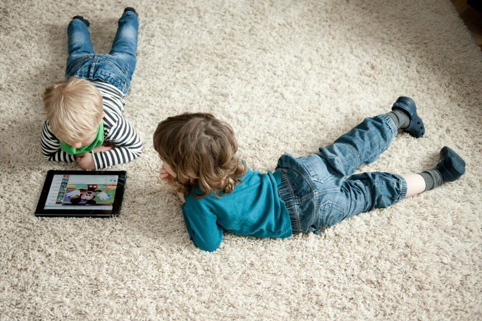 Illustrasjonsfoto. To små gutter ligger på gulvet og ser på tegnefilm på en ipad. Gode venner. Brødre. Barndom.Two little boys are lying on the floor watching an animated cartoon on an ipad.Foto: Jan Haas / NTBNB! MODELLKLARERT