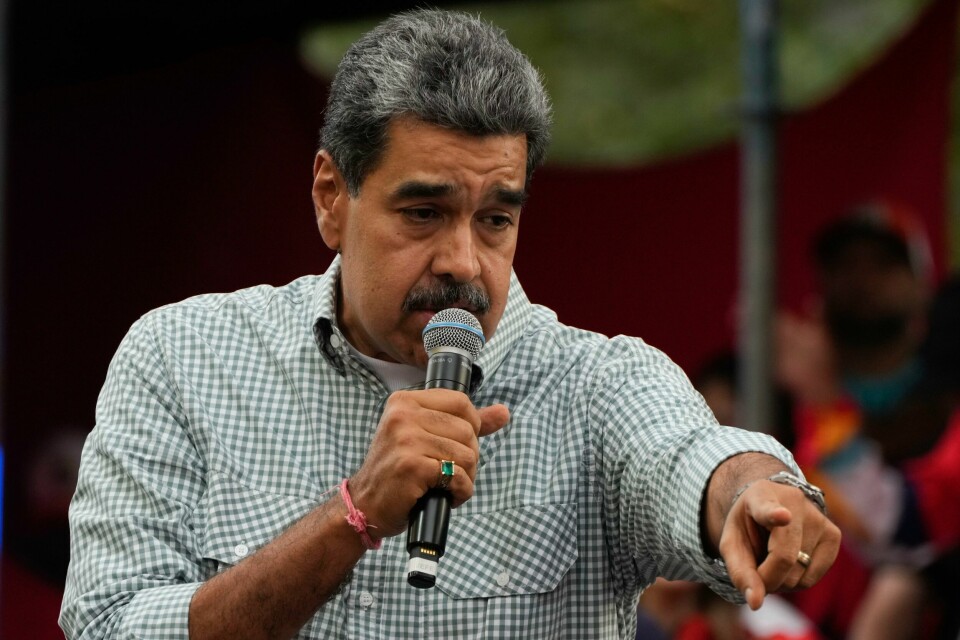 Venezuelas president Nicolás Maduro flytter jul til oktober for å gi folket litt glede etter et omstridt valg. Venezuelas president Nicolás Maduro flytter jul til oktober for å gi folket litt glede etter et omstridt valg. Foto: Ariana Cubillos / AP / NTB
