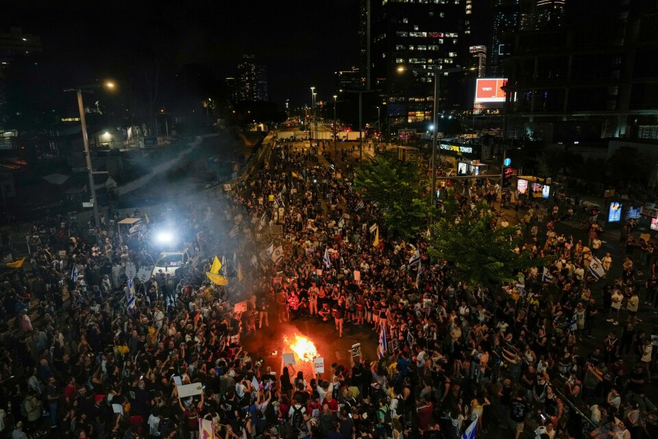 Tusener av demonstranter samlet seg igjen tirsdag kveld i Tel Aviv for å kreve at statsminister Benjamin Netanyahu aksepterer en våpenhvile og henter hjem de gjenværende gislene i Gaza. Tusener av demonstranter samlet seg igjen tirsdag kveld i Tel Aviv for å kreve at statsminister Benjamin Netanyahu aksepterer en våpenhvile og henter hjem de gjenværende gislene i Gaza. Foto: Ariel Schalit / AP / NTB