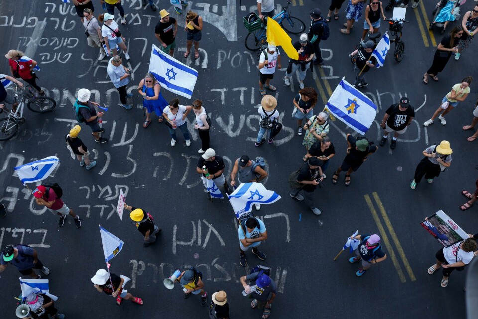 Israelske demonstranter har på nytt samlet seg i Tel Aviv med krav om at regjeringen gjør mer for å hente hjem de gjenværende gislene på Gazastripen. Israelske demonstranter har på nytt samlet seg i Tel Aviv med krav om at regjeringen gjør mer for å hente hjem de gjenværende gislene på Gazastripen. Foto: Ohad Zwigenberg / AP / NTB