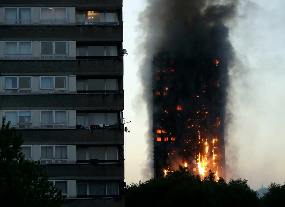 Politiet opplyste i mai at 19 selskaper og organisasjoner, samt 58 enkeltpersoner, har status som mistenkt etter brannen i Grenfell Tower. Men eventuelle siktelser vil ikke bli kunngjort før sent i 2026. Foto: Matt Dunham / AP / NTB