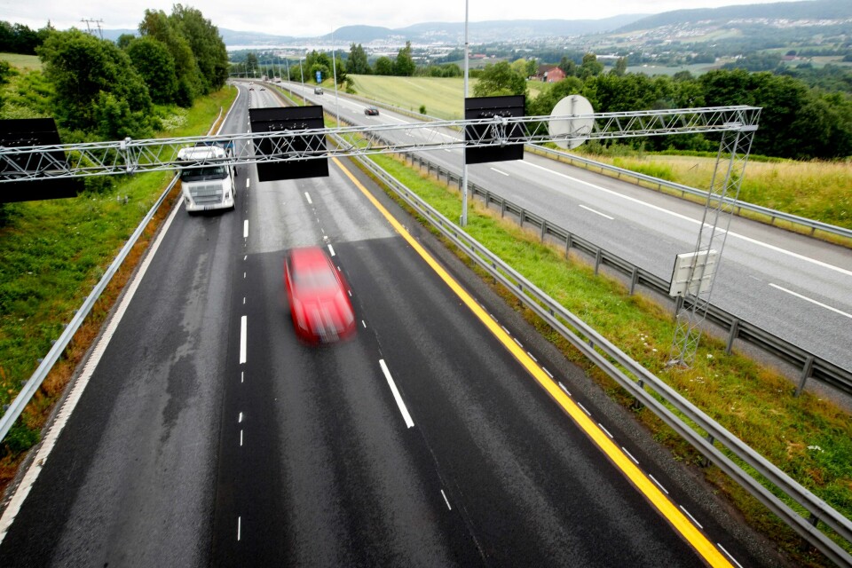 Sommeren er høysesong for trafikkulykker. I årets sommersesong mistet 30 mennesker livet. Mange har mistet livet i trafikken i år. Vegvesenet sier de vurderer å sette ned fartsgrenser på enkelte strekninger. Foto: Lise Åserud / NTB