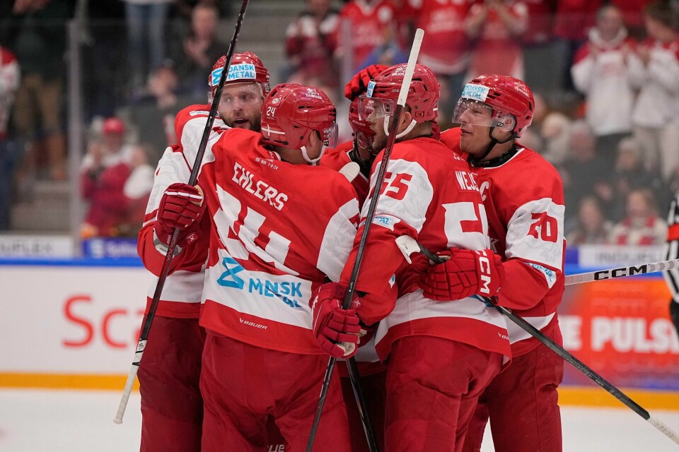 Dansk jubel etter at hjemmelaget tok ledelsen 2-1 i OL-kvalifiseringskampen i ishockey mellom Danmark og Norge i Aalborg. Dansk jubel etter at hjemmelaget tok ledelsen 2-1 i OL-kvalifiseringskampen i ishockey mellom Danmark og Norge i Aalborg.Foto: Bo Amstrup/Ritzau Scanpix / NTB