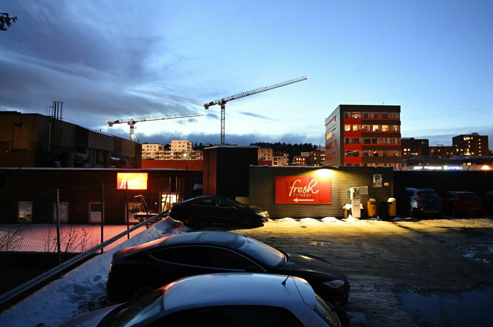 Det var på denne parkeringsplassen på Skårersletta i Lørenskog en mann ble funnet død natt til lørdag 15. desember På denne parkeringsplassen på Skårersletta på Lørenskog natt til fredag ble en mann funnet død med skuddskader. Foto: Annika Byrde / NTB