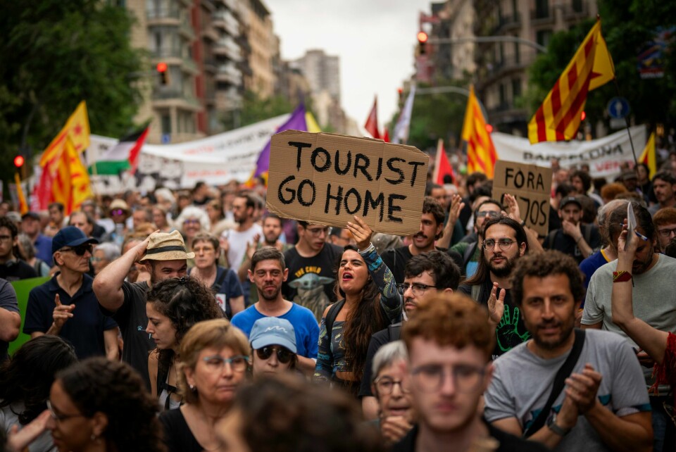 Innbyggere i Barcelona protesterte mot masseturisme i juli. Rundt 500 innbyggere i Barcelona protesterer mot masseturisme i juli. Foto: Emilio Morenatti / AP / NTB