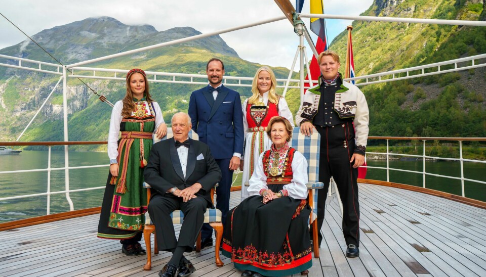 Kong Harald, dronning Sonja, kronprins Haakon, kronprinsesse Mette-Marit, prinsesse Ingrid Alexandra, prins Sverre Magnus er alle i kategoriene «kongehuset» og «øvrige kongelige» Kongefamilien pyntet til bryllup lørdag i Geiranger på dekk i kongeskipet Norge, som lå ankret opp i fjorden. Foto: Cornelius Poppe / NTB