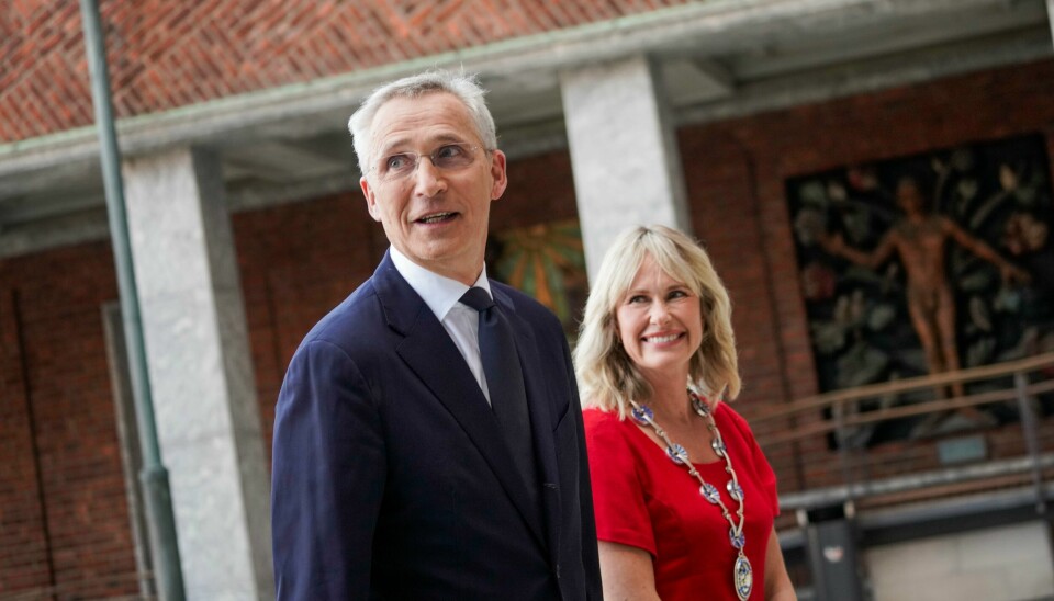 Natos generalsekretær Jens Stoltenberg tas imot av Oslos ordfører Anne Lindboe (H) når han holder åpent møte i Oslo rådhus torsdag. Natos generalsekretær Jens Stoltenberg tas imot av Oslos ordfører Anne Lindboe (H) når han holder åpent møte i Oslo rådhus torsdag. Foto: Thomas Fure / NTB