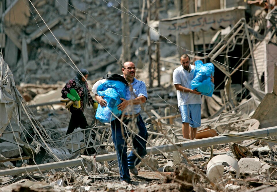 Libanesere som bodde i et område der Hizbollah sto sterkt i Beirut, samlet sammen tingene sine idet de flyktet fra sine ødelagte hjem i 2006. Libanesere som bodde i et område der Hizbollah sto sterkt i Beirut, samlet sammen tingene sine idet de flyktet fra sine ødelagte hjem i 2006. Foto: Kevork Djansezian / AP / NTB
