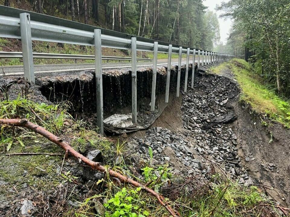 E16 er stengt ved Hønefoss på grunn av ras. Vegen er helt stengt mellom Hvalsmoen og Eggemoen, og vil bli det i en periode framover. E16 er stengt ved Hønefoss på grunn av ras. Vegen er helt stengt mellom Hvalsmoen og Eggemoen, og vil bli det i en periode framover.Foto: Statens vegvesen / handout / NTB