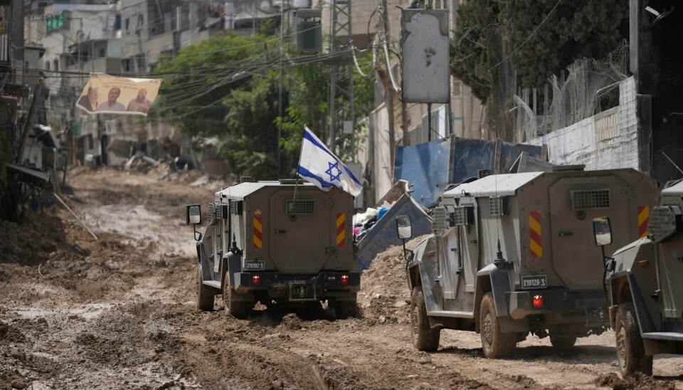 Israelske pansrede kjøretøy kjører gjennom gatene i Tulkarem på den okkuperte Vestbredden. Israelske pansrede kjøretøy kjører gjennom gatene i Tulkarem på den okkuperte Vestbredden. Foto / Nasser Nasser / AP / NTB