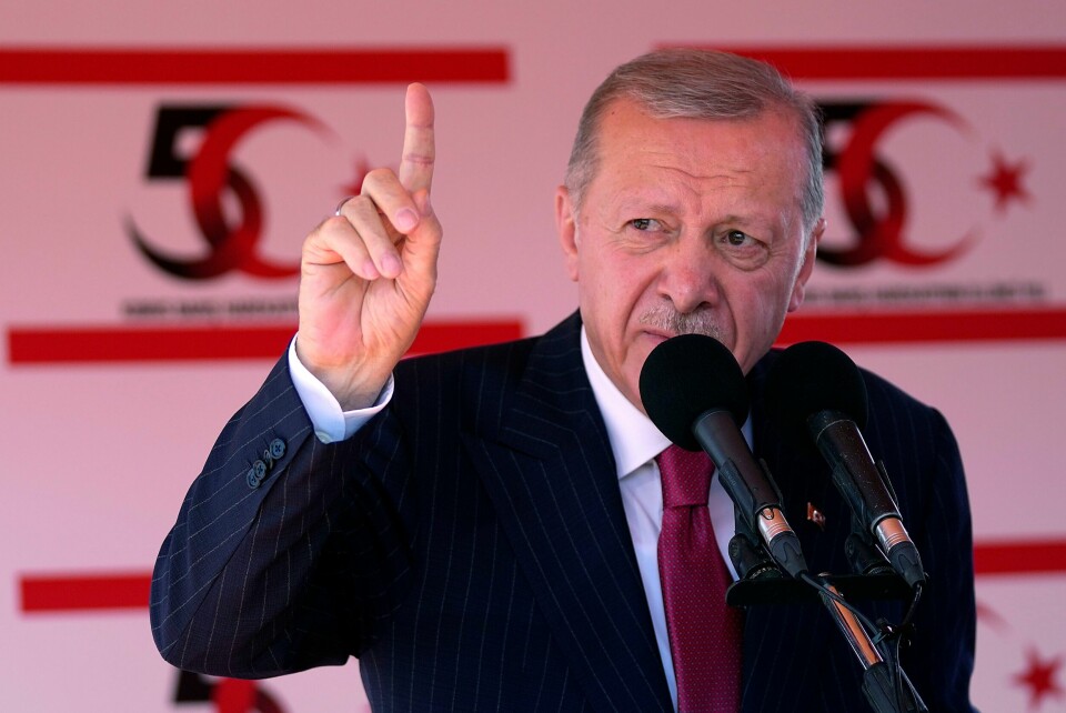 Tyrkia president Recep Tayyip Erdogan under et besøk i den tyrkisk-kypriotiske delen av Kypros i sommer Tyrkias president Recep Tayyip Erdogan deltok lørdag under en militærparade i den tyrkiskokkuperte delen av Kypros, på årsdagen for den tyrkiske invasjonen for 50 år siden. Foto: AP / NTB