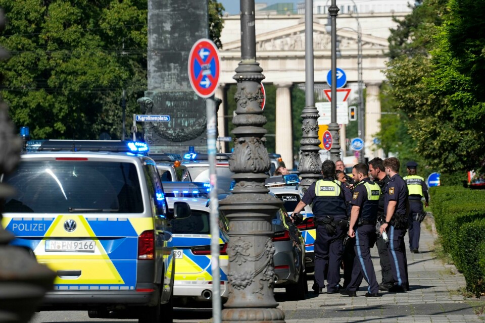 Tysk politi skjøt og drepte en mann som skal ha båret våpen i nærheten av det israelske konsulatet i München og et museum i byen om nazismen der. Mannen døde på stedet. Tysk politi skjøt og drepte en mann som skal ha båret våpen i nærheten av det israelske konsulatet i München og et museum i byen om nazismen der. Mannen døde på stedet. Foto: Matthias Schrader / AP / NTB