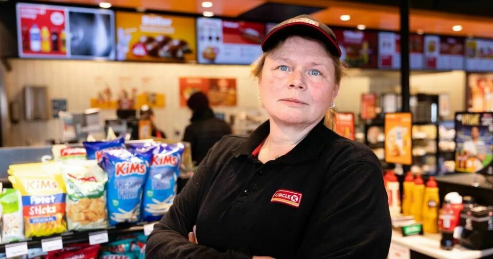 På Circle K i Hønefoss har sikkerhetsrutinene blitt skjerpet og dialogen med arbeidsgiver bedre. Men fortsatt jobber Nina Auke alene om natta. På Circle K i Hønefoss har sikkerhetsrutinene blitt skjerpet og dialogen med arbeidsgiver bedre. Men fortsatt jobber Nina Auke alene om natta.