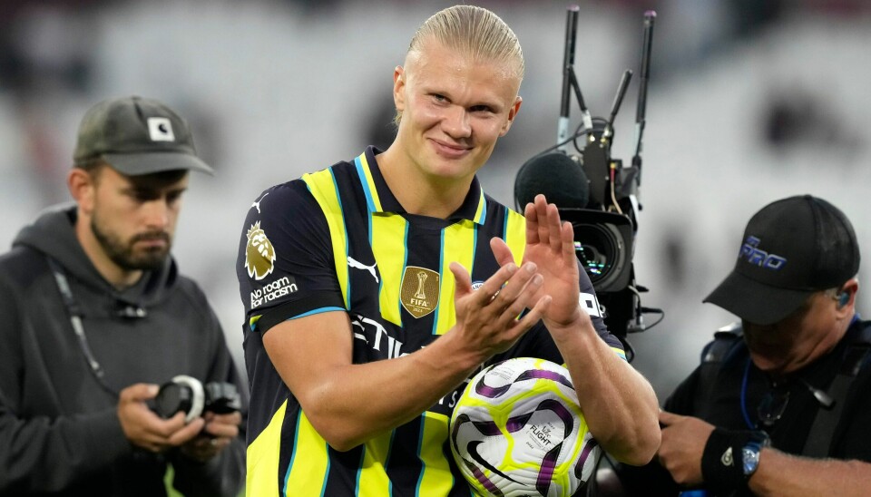 Erling Braut Haaland har fått med seg matchballen hjem to ganger allerede denne sesongen. Erling Braut Haaland har allerede hentet med seg to kampballer etter å ha scoret hattrick i årets sesong. Foto: Frank Augstein / AP / NTB