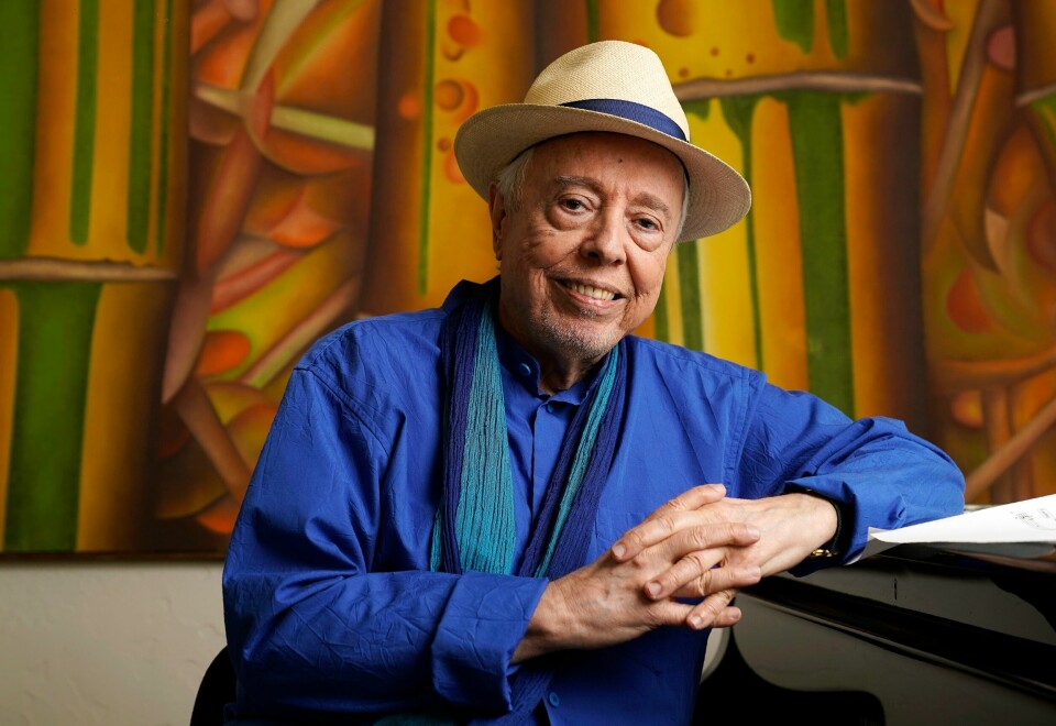 Sergio Mendes, som gjorde bossanova populær utenfor Brasil på 1960-tallet og fikk en global hit med sangen «Mas Que Nada», er død etter lengre tids kamp mot langtidsvirkningen av covid, opplyser familien hans. Arkivfoto. Sergio Mendes, som gjorde bossanova populær utenfor Brasil på 1960-tallet og fikk en global hit med sangen «Mas Que Nada», er død etter lengre tids kamp mot langtidsvirkningen av covid, opplyser familien hans. Arkivfoto: Chris Pizzello / AP / NTB