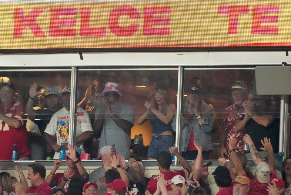 Taylor Swift jubler under kampen mellom Kansas City Chiefs og Baltimore Ravens torsdag. Taylor Swift jubler under kampen mellom Kansas City Chiefs og Baltimore Ravens torsdag. Foto: AP /Charlie Riedel / NTB.