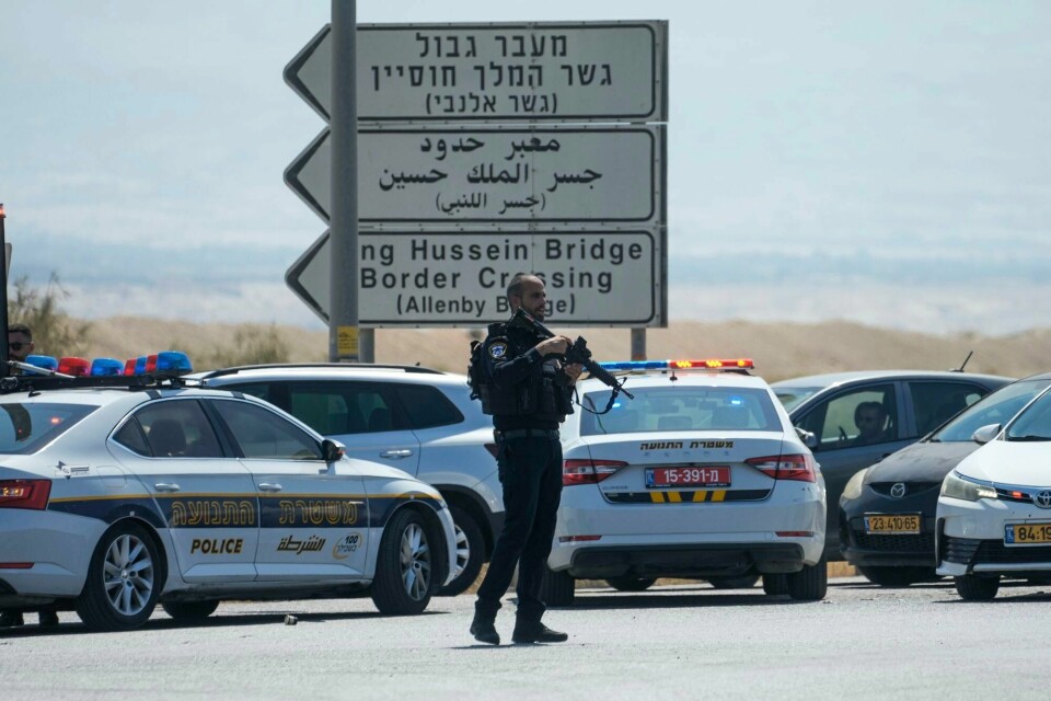 En israelsk politimann ved åstedet for angrepet ved grenseovergangen Allenby søndag. En israelsk politimann ved åstedet for angrepet ved grenseovergangen Allenby søndag.